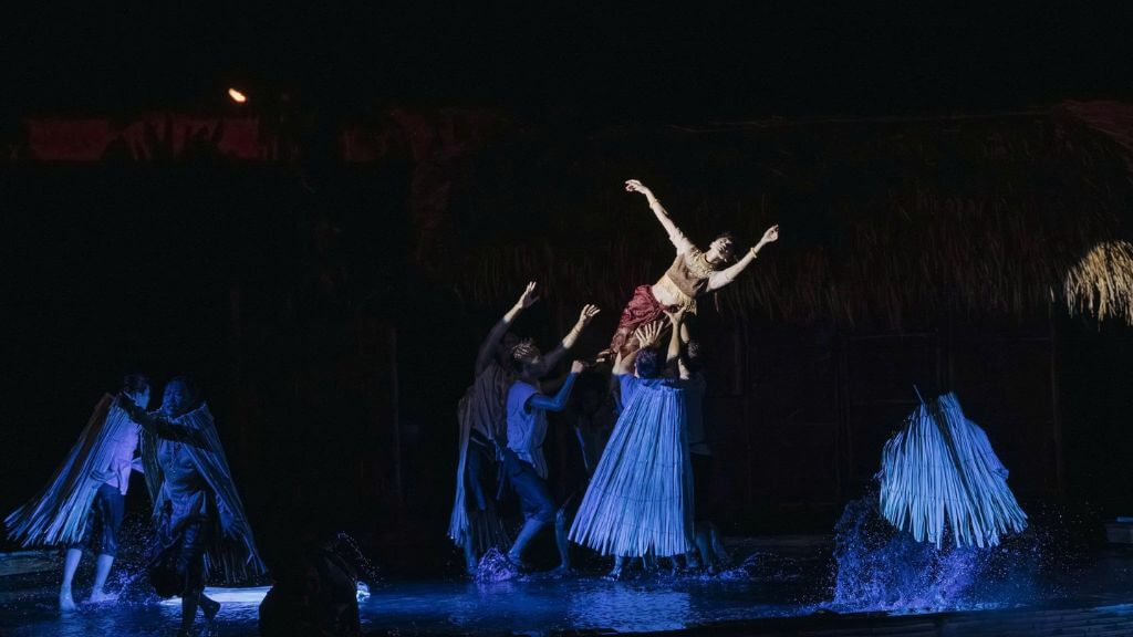 show diễn thực cảnh “Ánh Sáng Huyền Thoại”