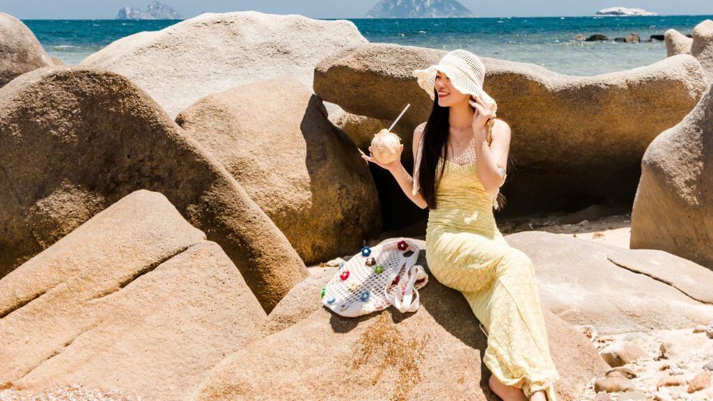Du khách check in tại biển Nha Trang