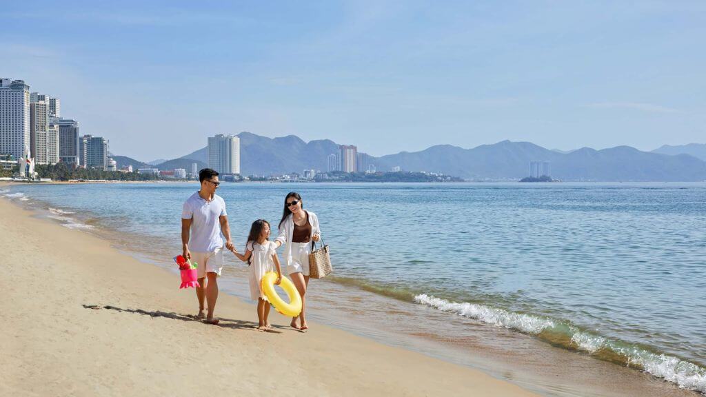 Gia đình tự do tắm biển Nha Trang