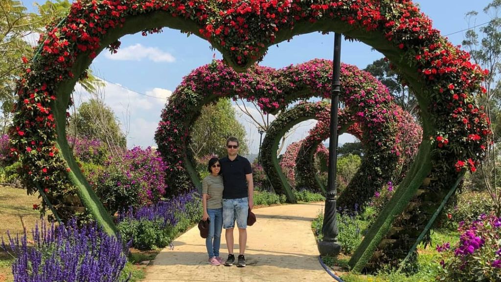 Khách du lịch Nha Trang check in tại vườn hoa thành phố