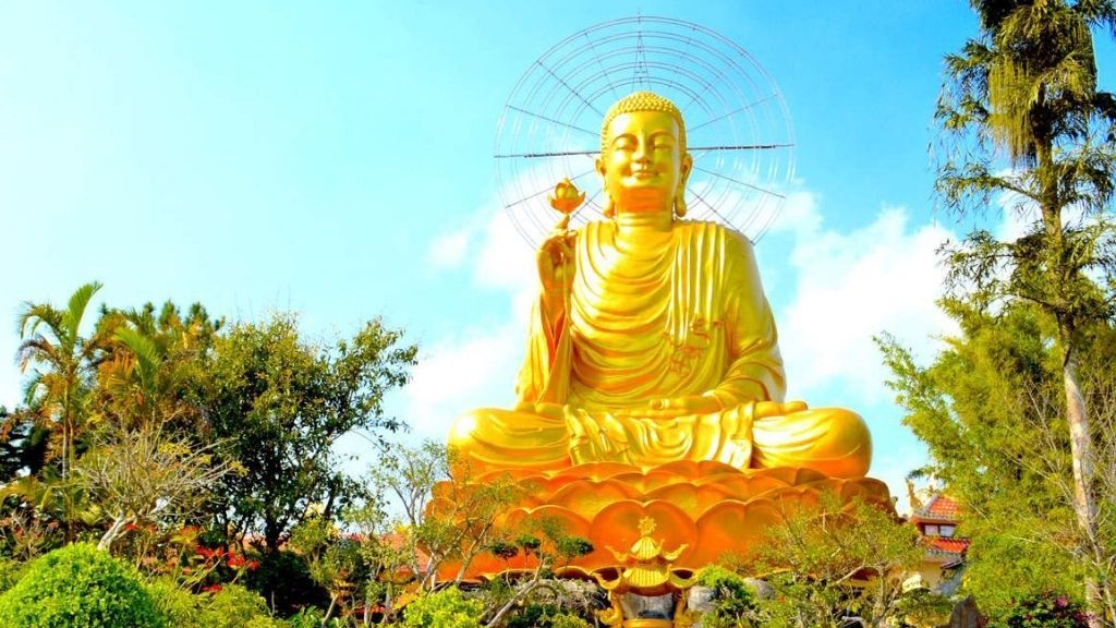 Thiền Viện Vạn Hạnh với bức tượng Phật mạ vàng khổng lồ