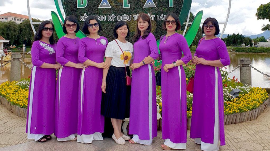 Đoàn du lịch Nha Trang chụp ảnh lưu niệm cùng nhau