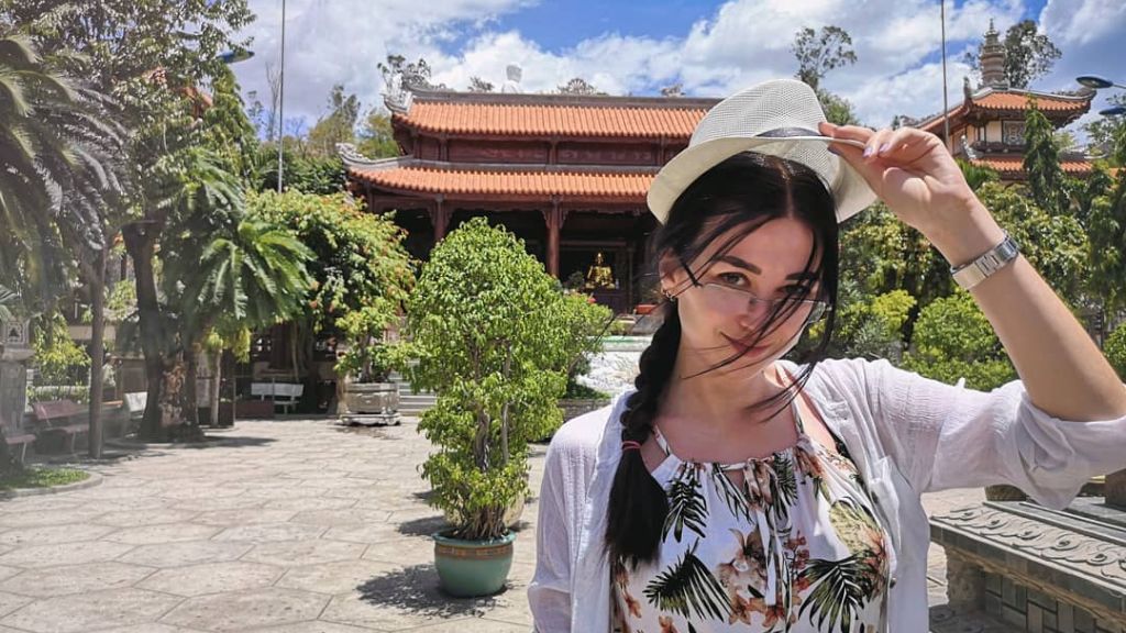 Khách du lịch Nha Trang check in tại chùa Long Sơn