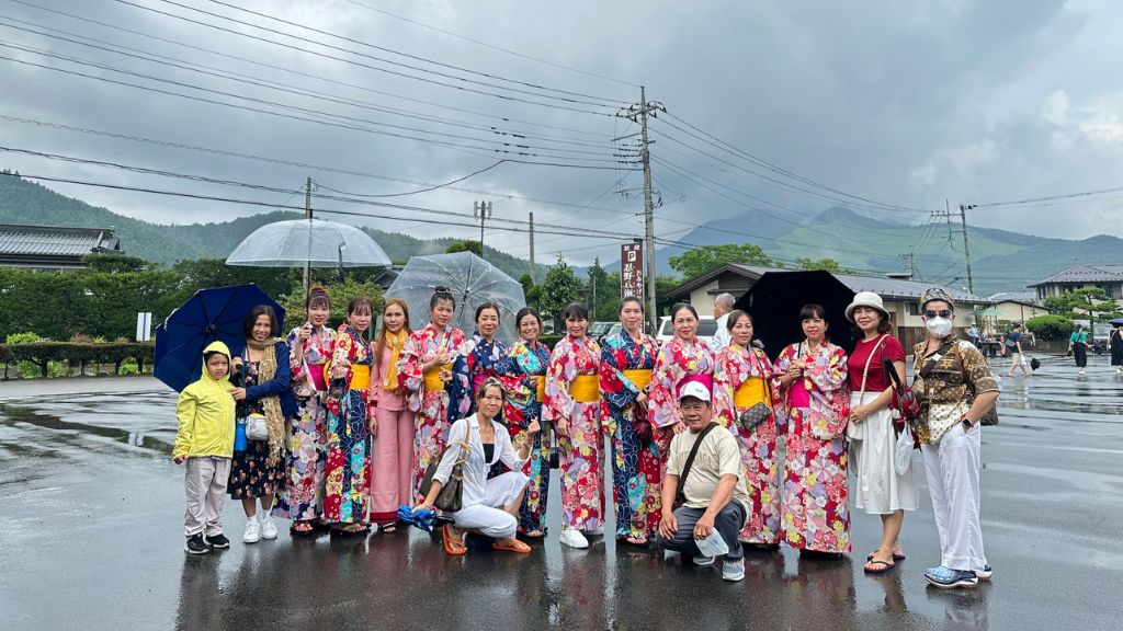 Du khách trải nghiệm mặc trang phục truyền thống Nhật Bản chụp ảnh