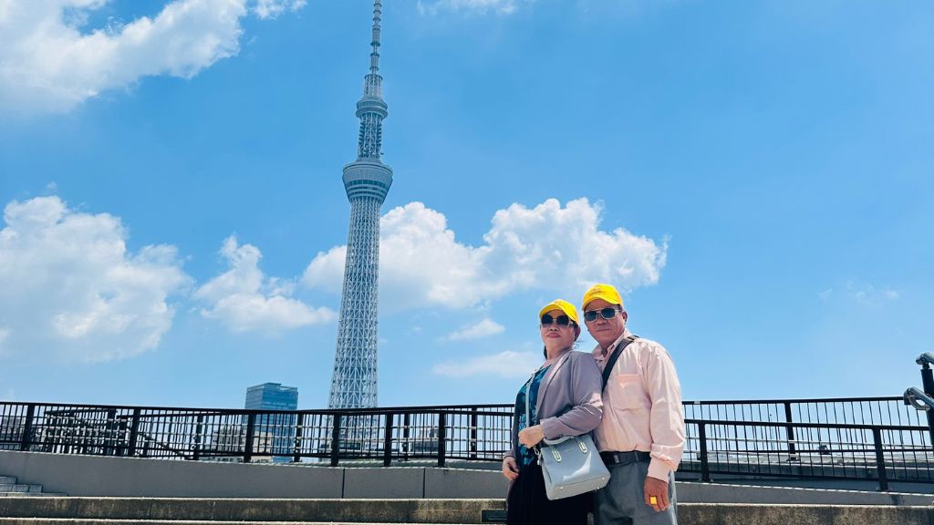 Du khách chụp ảnh bên tháp Tokyo cao nhất Nhật Bản