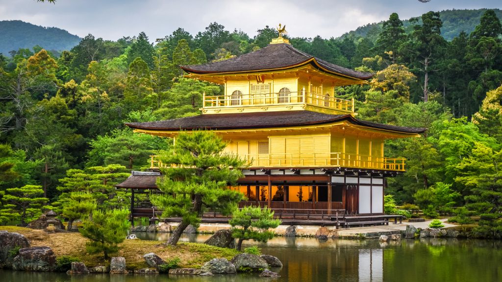 Đền Kinkaku với sắc vàng đặc trưng rực rỡ