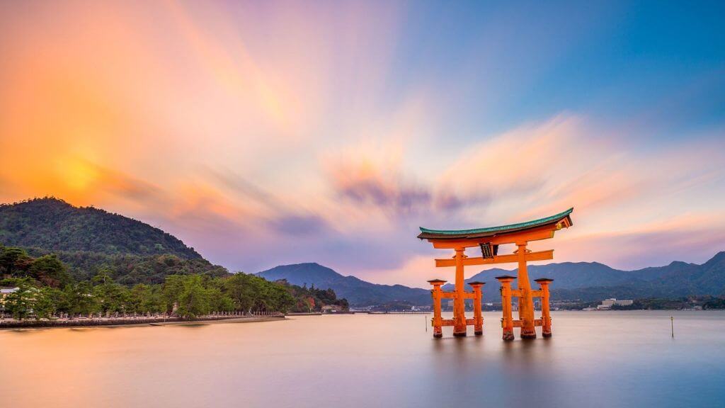 Cổng Torii nổi trên mặt biển thuộc khu đền Itsukushima
