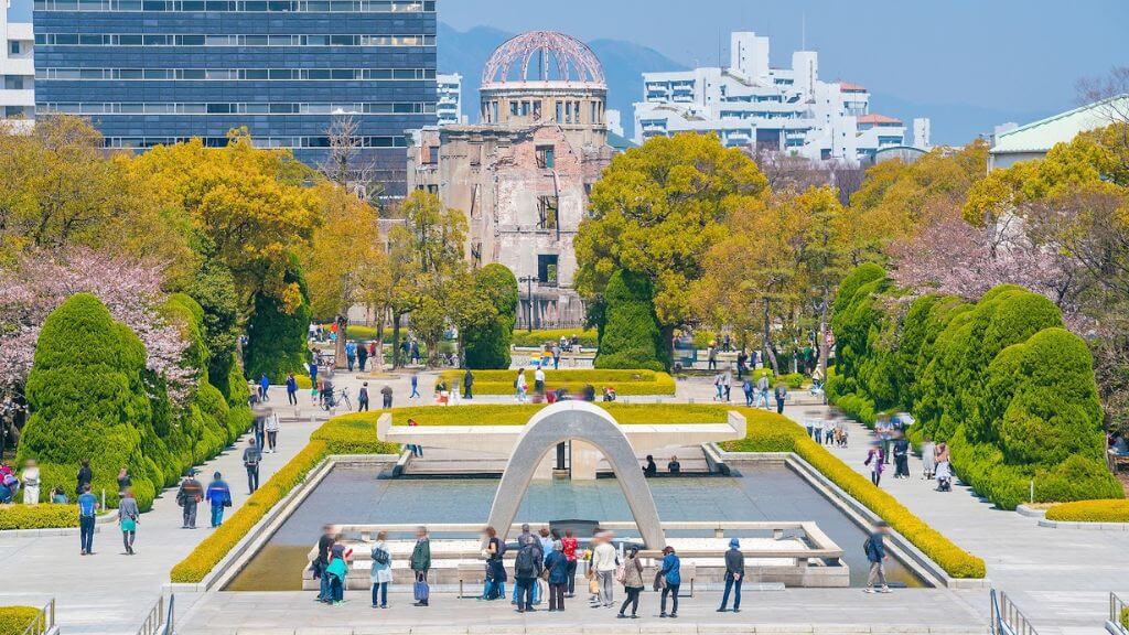 Đoàn tham quan Công viên Hòa bình Hiroshima