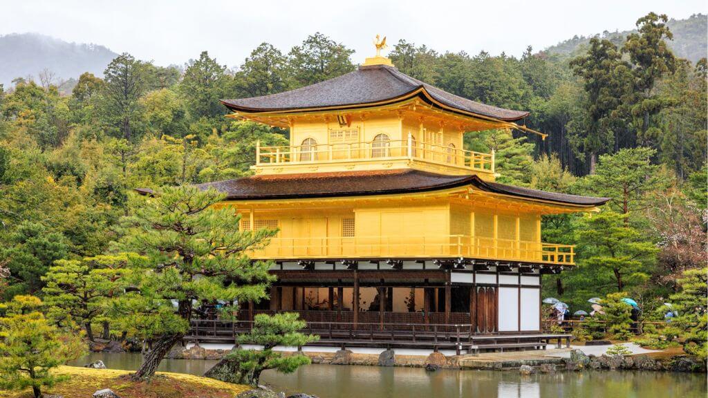Chùa Vàng Kinkaku ji    Công trình dát vàng lấp lánh