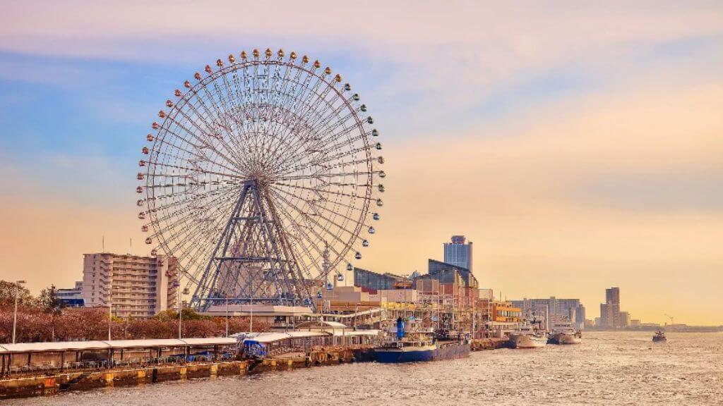 Du khách ngắm toàn cảnh Osake từ  vòng quay Tempozan Ferris Wheel