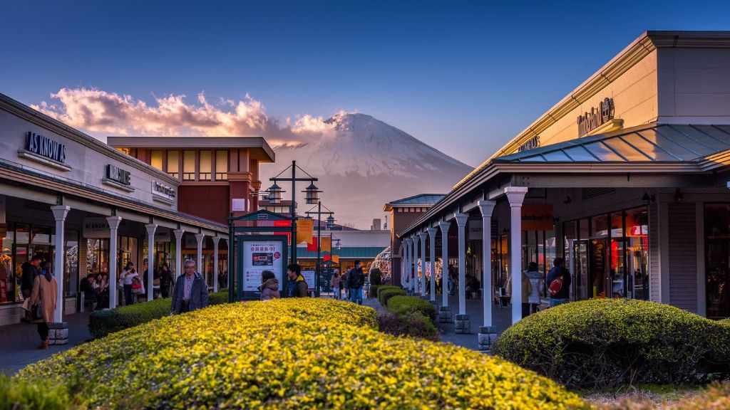 Mua sắm tại Premium Outlet Gotemba trong tour du lịch Nhật Bản 5 ngày