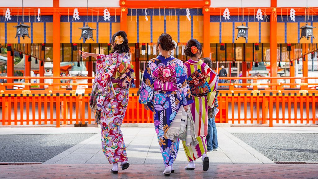 Check - in trong trang phục truyền thống Kimono tại đền Fushimi