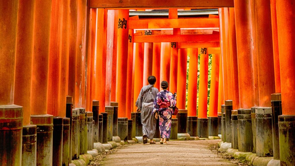 Kiến trúc cổng Torri ấn tượng tại Fushimi Inari Taisha