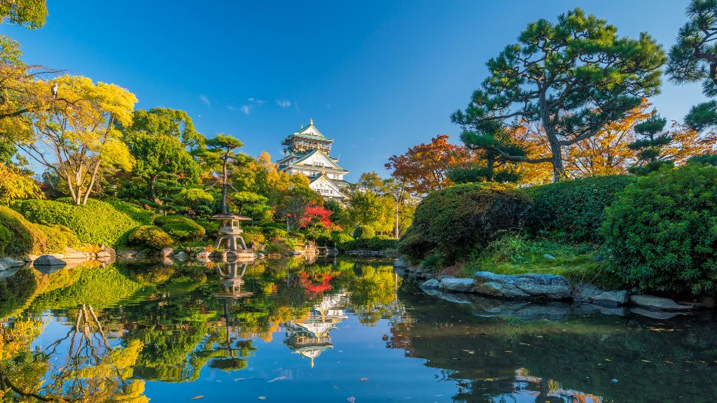 Lâu đài Osaka nhìn từ phía xa