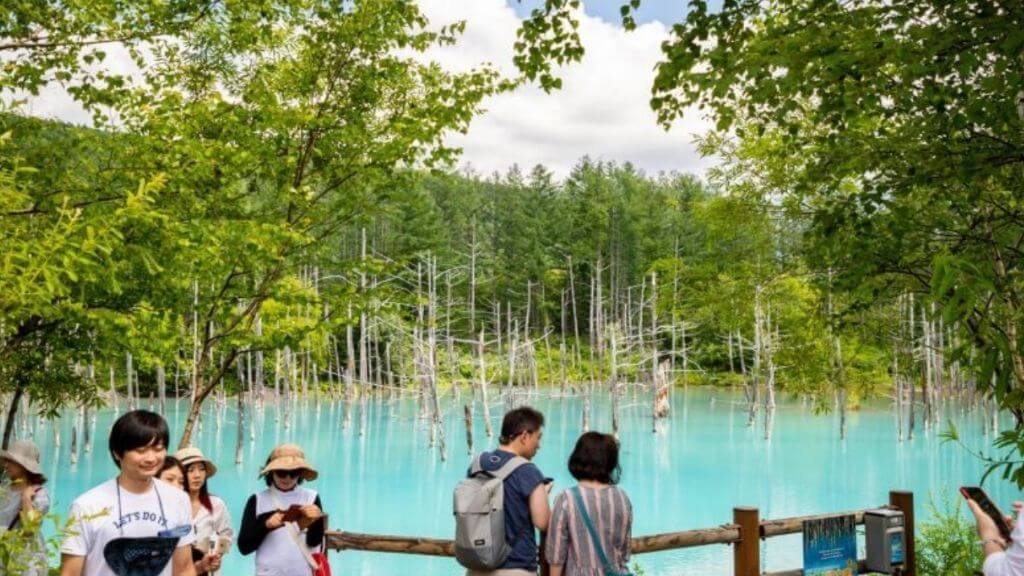 Du khách check-in tại Hồ Xanh Biei