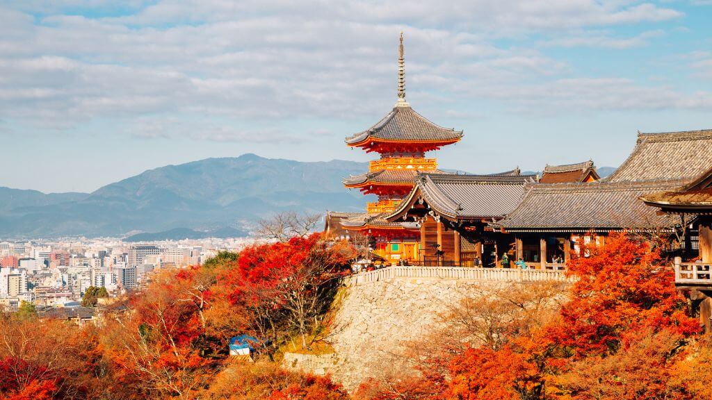 Chùa Kiyomizu dera mùa lá đỏ