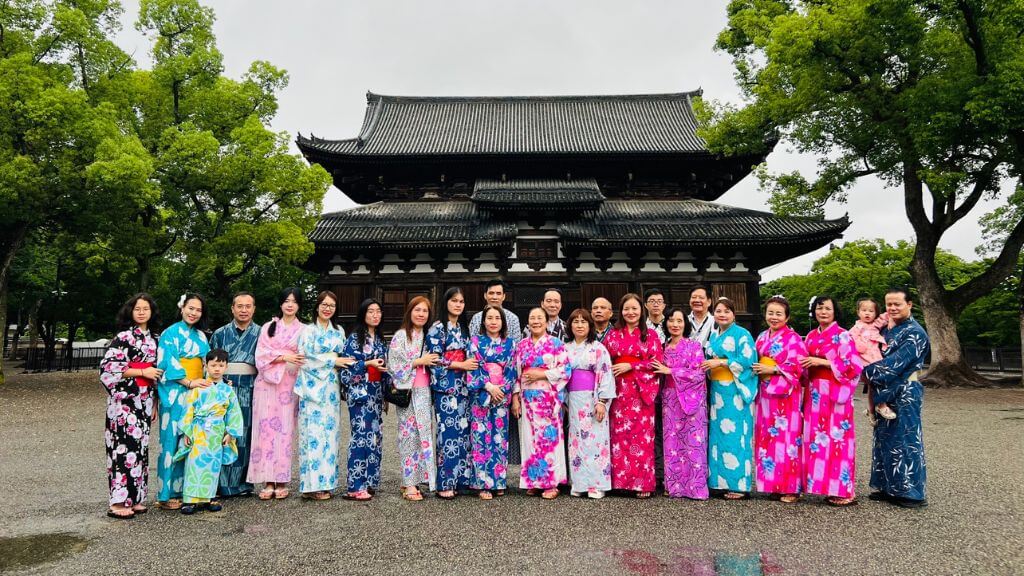 Đoàn khách BestPrice Travelmặc kimono check in