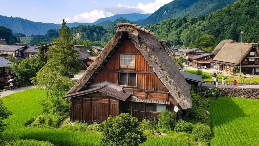 Làng cổ Shirakawago với những ngôi nhà kiến trúc độc lạ