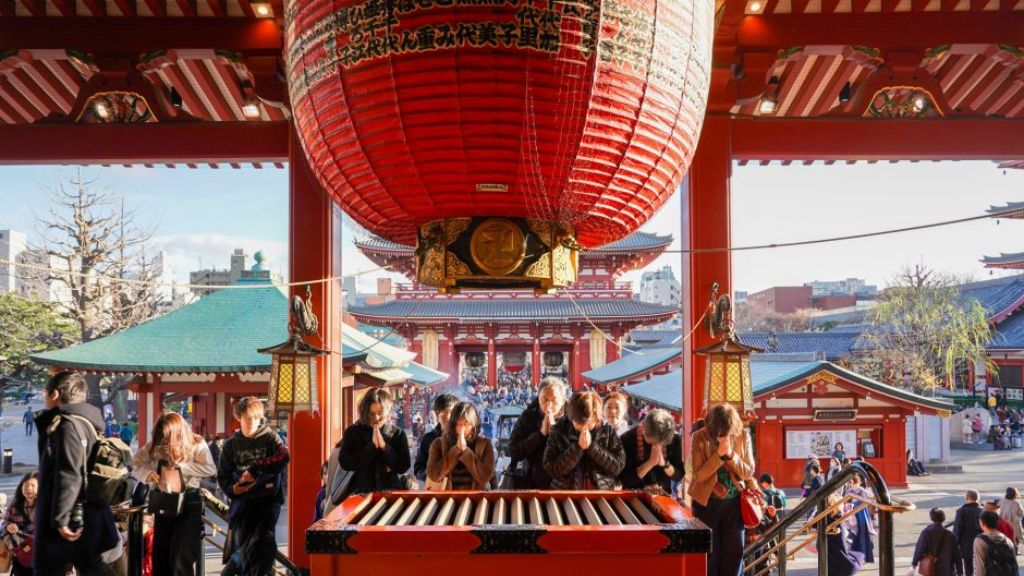 Du khách chiêm bái tại chùa Asakusa Kannon