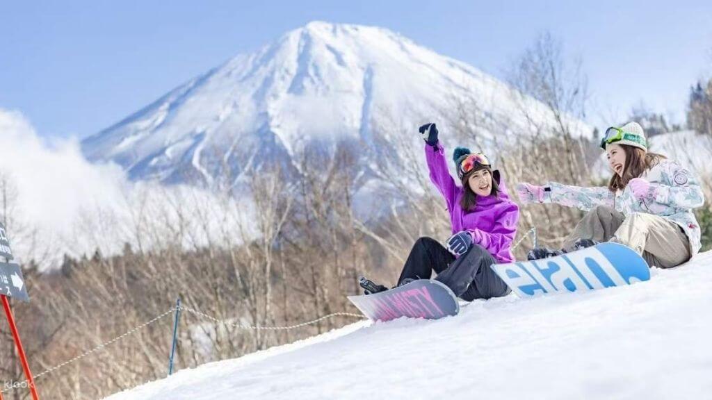 Trượt tuyết dưới chân Núi Phú Sĩ tại Fujiten Snow Resort