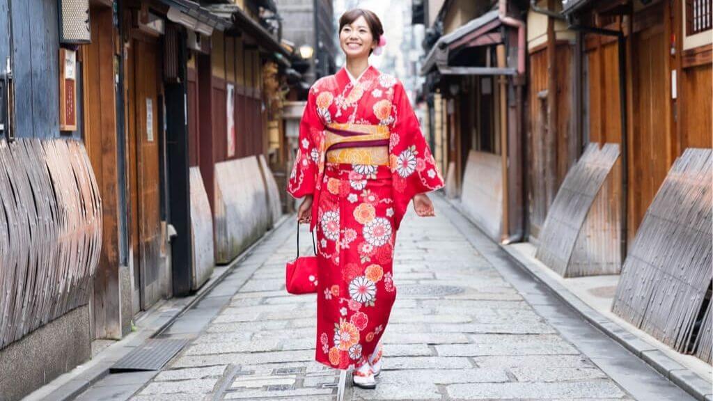 Du khách trải nghiệm mặc thử Kimono - trang phục truyền thống của người Nhật