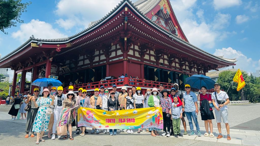 Đoàn check in chùa Asakusa