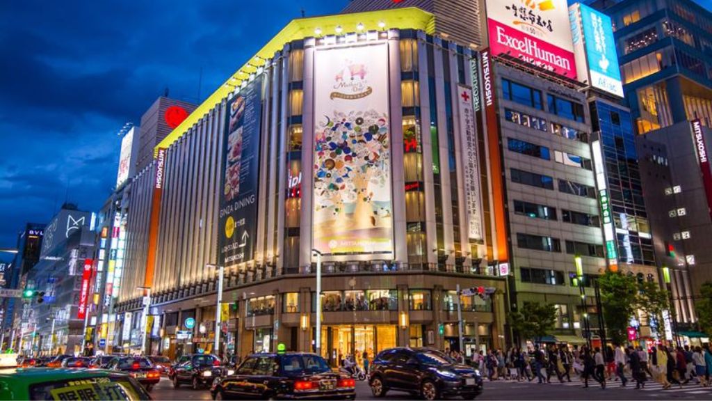 Đoàn mua sắm tại trung tâm mua sắm Ginza