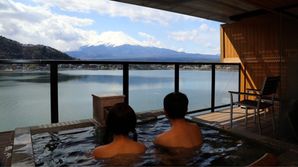 Du khách trải nghiệm tắm Onsen tại khách sạn