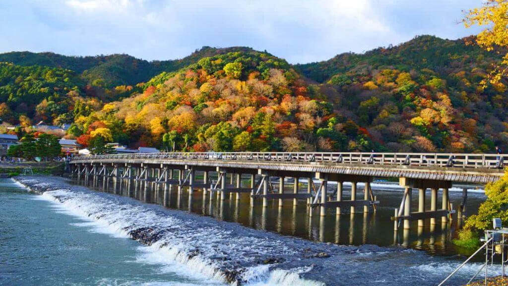 Cầu Togetsukyo bắc qua con sông Katsuragawa
