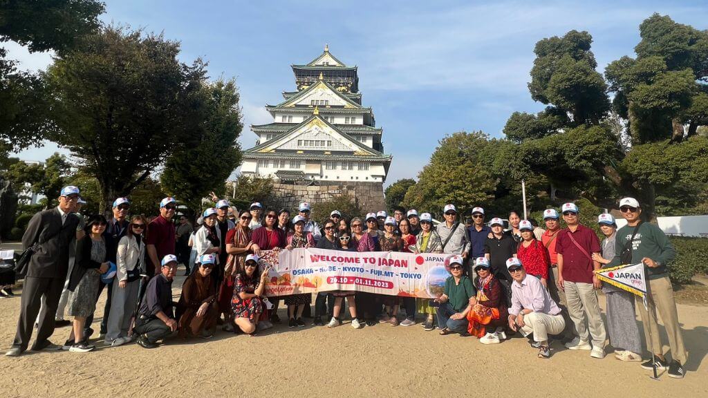 Đoàn khách BestPrrice check in tại lâu đài Osaka
