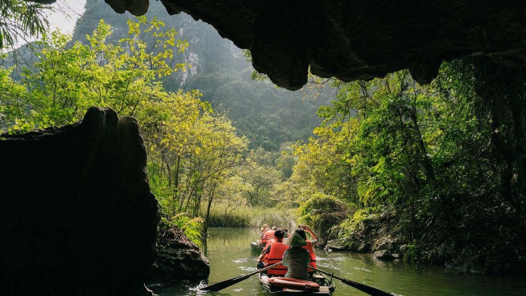 Du thuyền Tràng An khám phá hang động