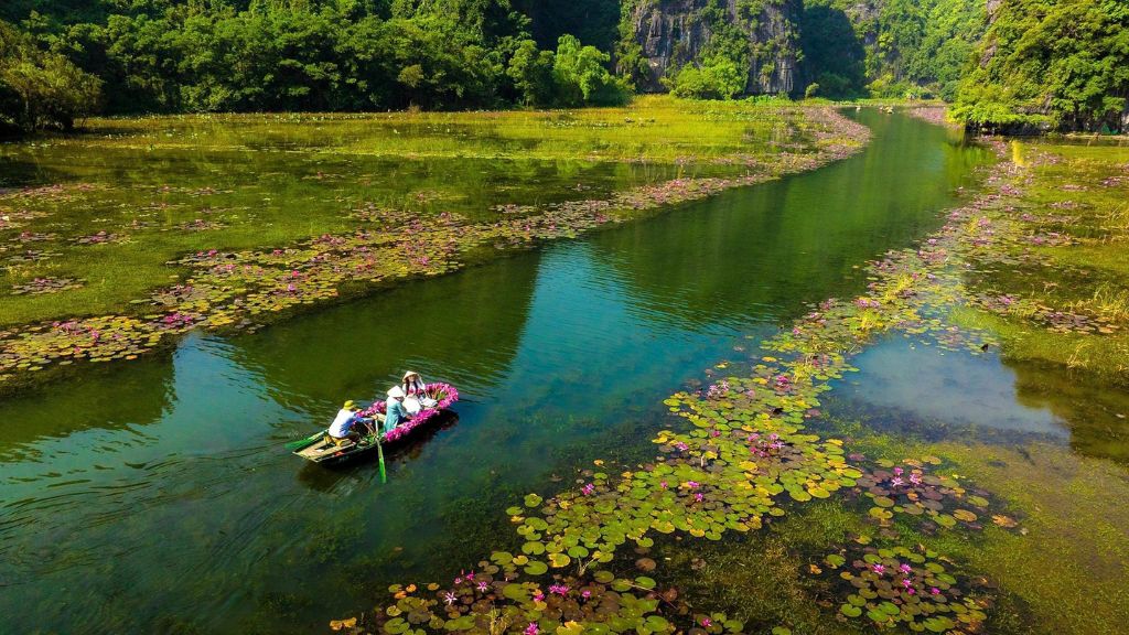 Chiêm ngưỡng trọn vẹn vẻ đẹp sơn thuỷ hữu tình của mảnh đất cố đô Hoa Lư với dòng kênh Ngô Đồng