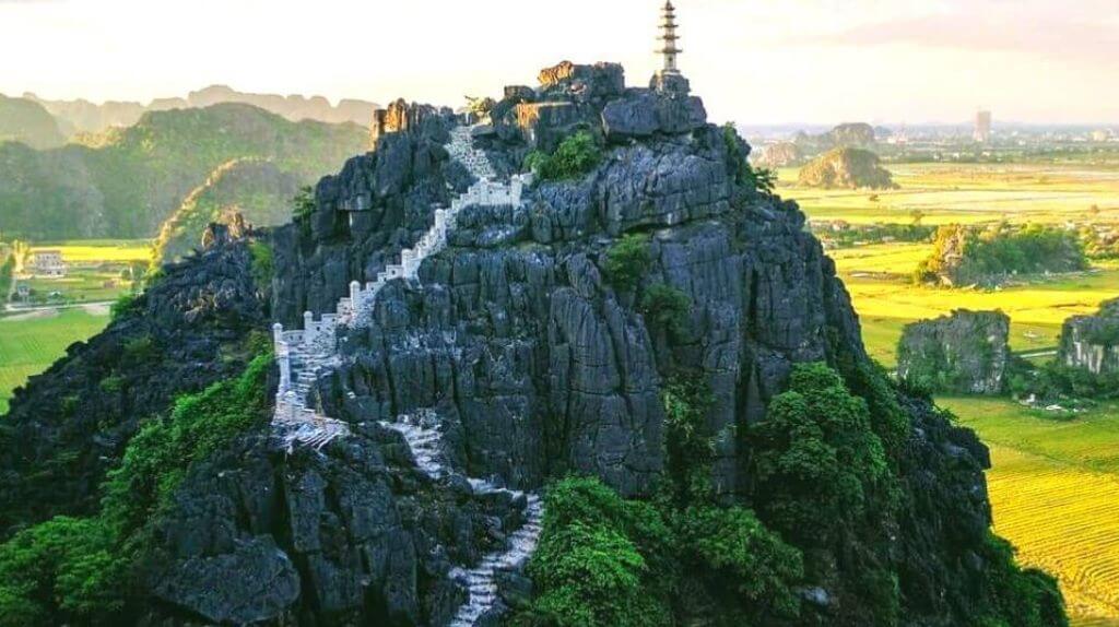 Hang Múa   nơi đây được ví như Vạn Lý Trường Thành thu nhỏ