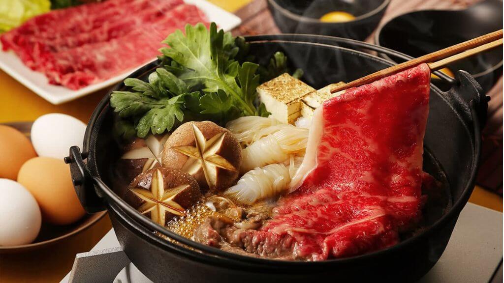 Quý khách thưởng thức lẩu Xuki
