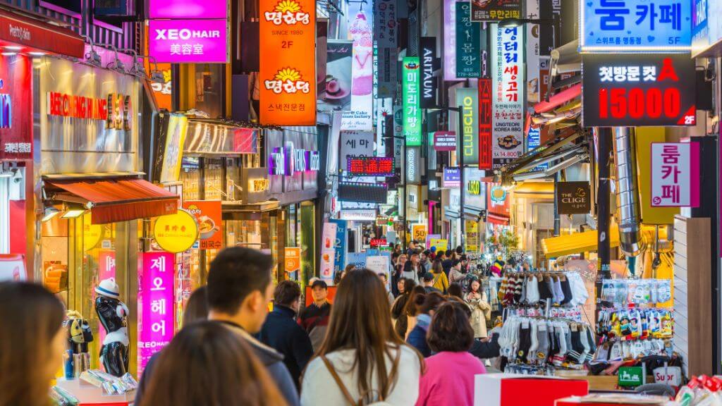 Du khách tham quan khu phố đi bộ Meongdong sôi động