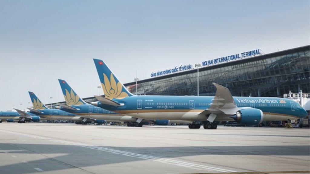 Đoàn đến sân bay Nội Bài làm thủ tục cho chuyến bay đi Seoul, Hàn Quốc