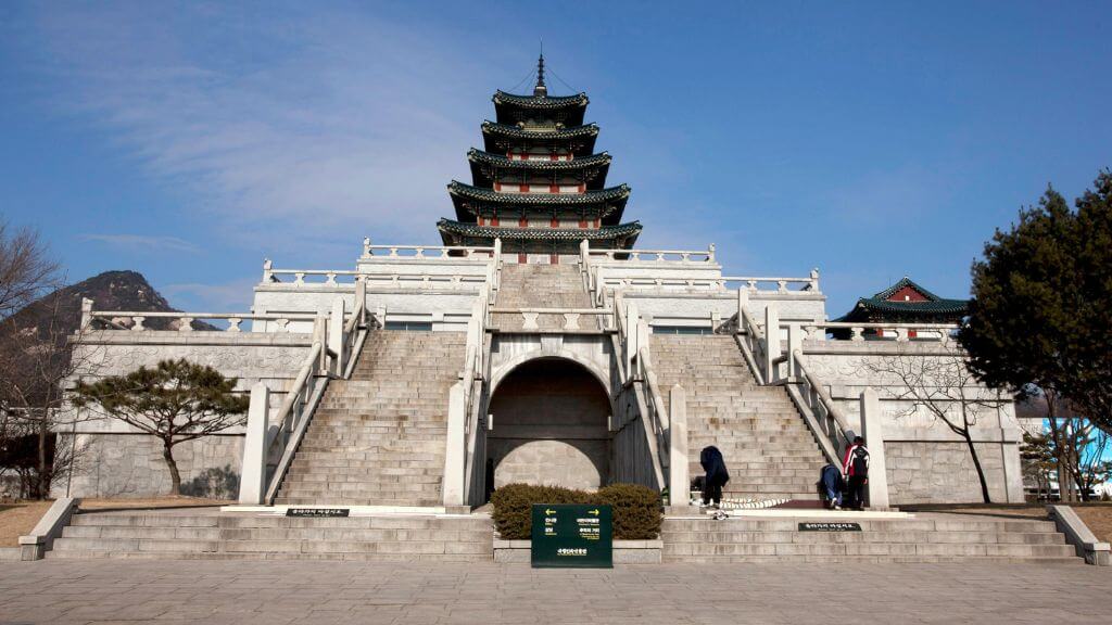 National Folk Museum là bảo tàng quốc gia trưng bày các hiện vật về đời sống và văn hóa của người dân Hàn Quốc