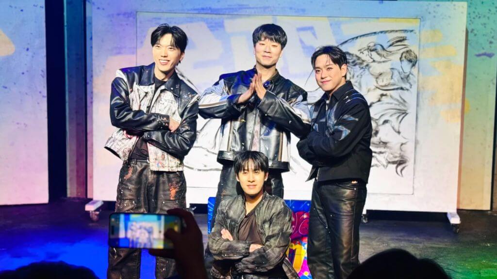 Quý khách xem chương trình biểu diễn nghệ thuật Hero Painter show