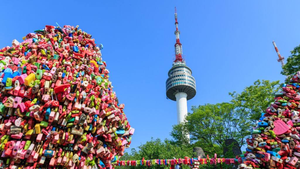 Tháp truyền hình Namsan, nơi nổi tiếng với địa điểm check in cây cầu khóa tình yêu của các cặp đôi