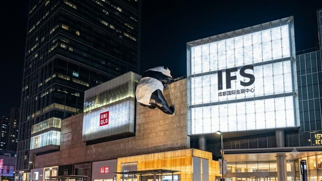 Check in IFS Thành Đô – Gấu trúc khổng lồ “trèo tường” giữa phố đêm