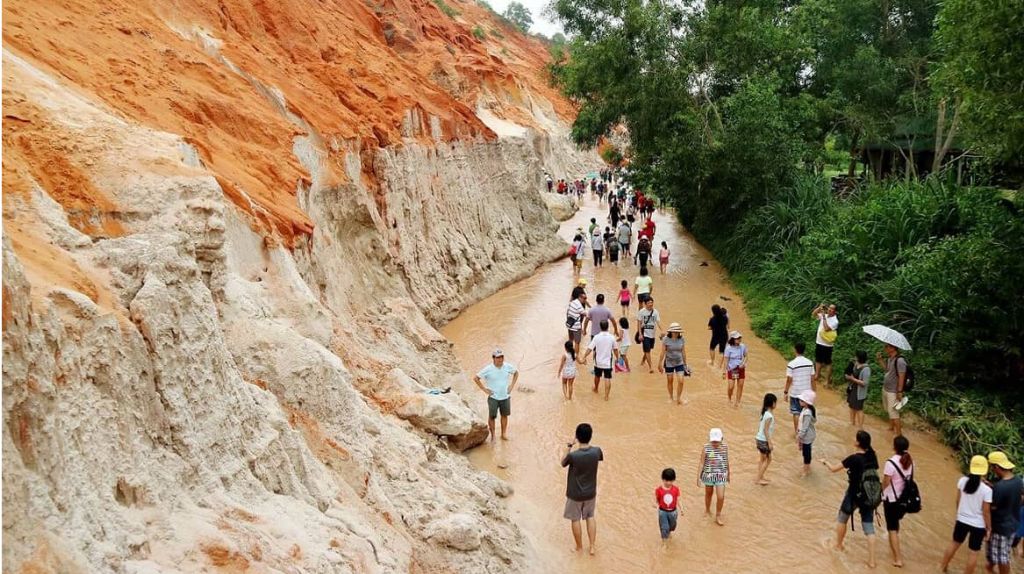 Quý khách cùng tản bộ và ngân chân xuống Suối Tiên (2)