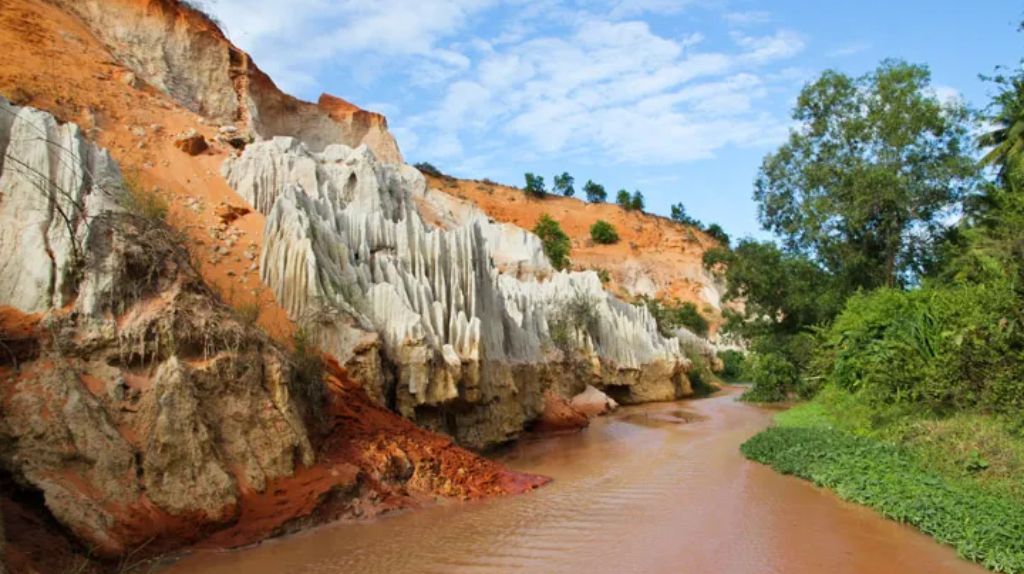 Quý khách cùng tản bộ và ngân chân xuống Suối Tiên