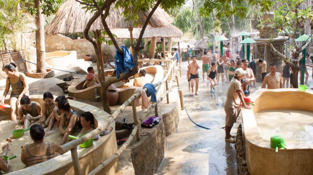 Quý khách trải nghiệm tắm bùn và ngâm khoáng nóng trong bồn hương hoa và massage bằng thác nước Jaccuzi