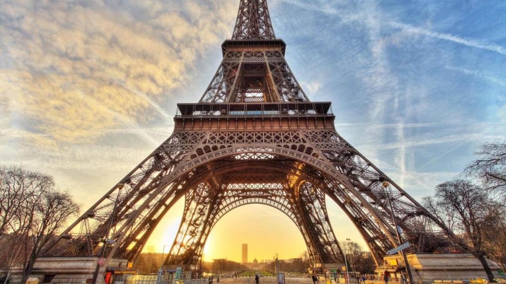 Ngắm nhìn hoàng hôn buông xuống tại tháp Eiffel