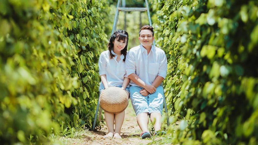 Du khách chụp ảnh kỷ niệm tại vườn tiên Phú Quốc