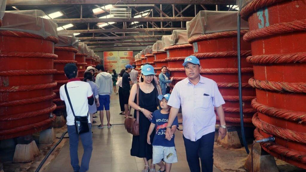 Tham quan nhà thùng nước mắm