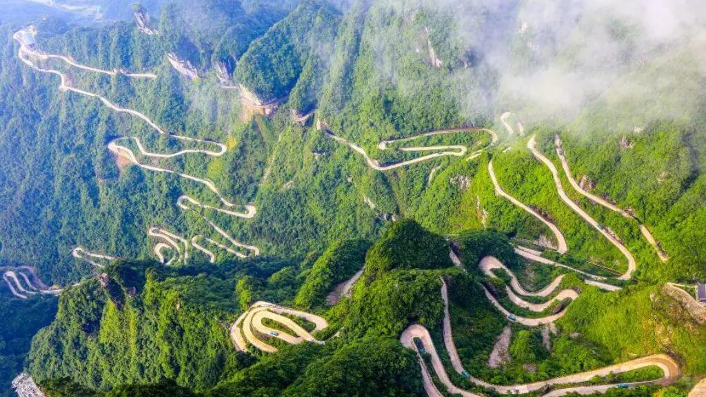 Hình ảnh 99 khúc cua uốn lượn nhìn từ trên cao