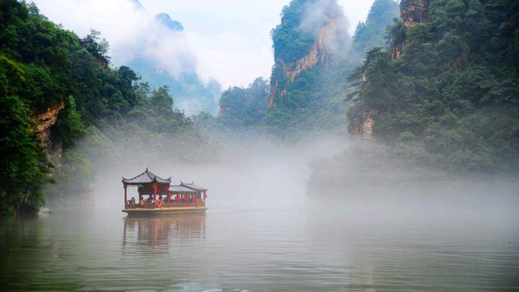 Hồ Bảo Phong với vẻ đẹp siêu thực