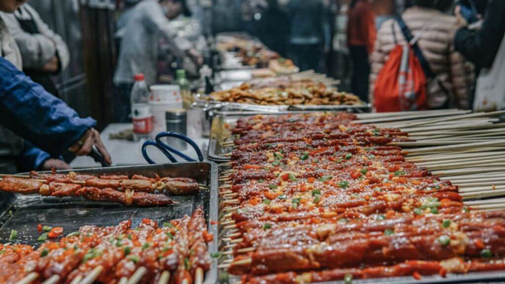 Khám phá đồ ăn vặt tại Phượng Hoàng Cổ Trấn