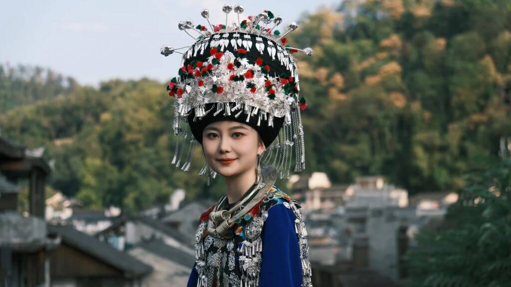 Trải nghiệm tự túc mặc đồ truyền thống của dân tộc Miêu